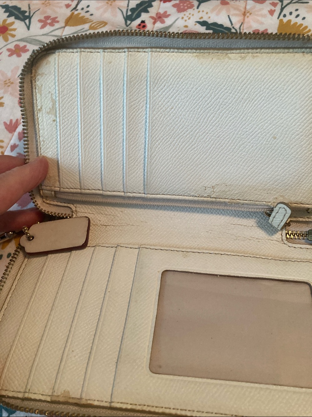 Coach Ivory Patent Leather Wristlet Wallet perfect for Falπ¦βπ₯π¦βπ₯πππ»π»ππ - Picture 8 of 10